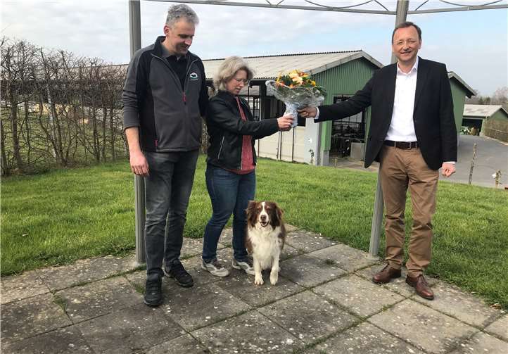 Auf dem Eselsbacher Hof in Koblenz-Arenberg: Josef Oster mit Jutta und Thomas Schneider. Fotos: privat