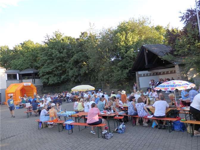 Auf dem Festplatz traf man sich zu einem gemütlichen, stimmungsvollen Abend.
