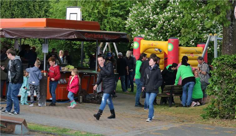 Auf dem Festplatz war viel Betrieb.