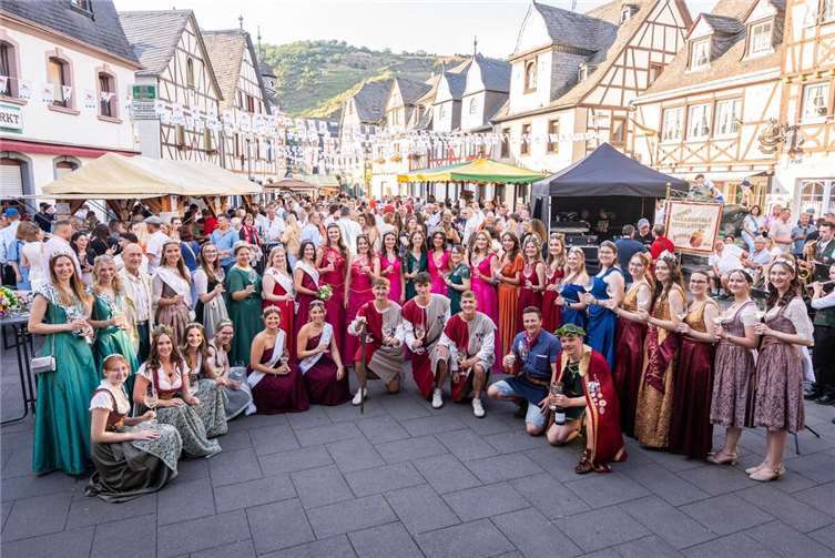 Auf dem Festplatz wurden auch zahlreiche Weinmajestäten aus der Region und weitere Ehrengäste begrüßt.  Fotos: Ortsgemeinde Kobern-Gondorf