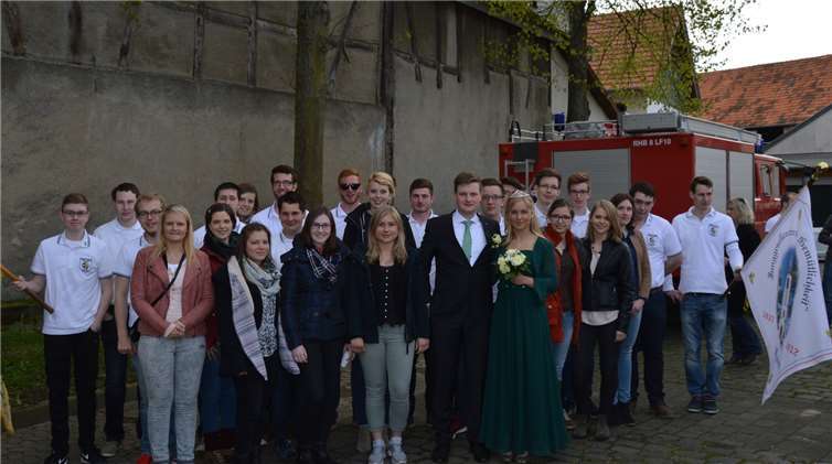 Auf dem Flerzheimer Dorfplatz wurde das Maikönigspaar in Empfang genommen. privat