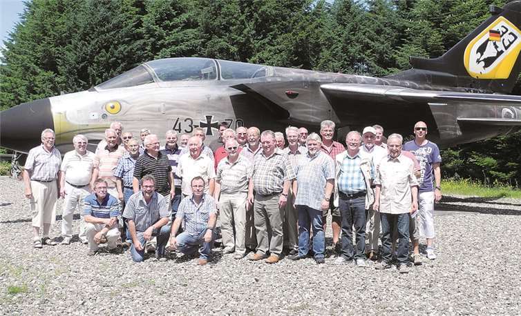 Auf dem Fliegerhorst in Büchel konnten die Sänger einem Kampfflieger bei der Startphase beobachten. privat