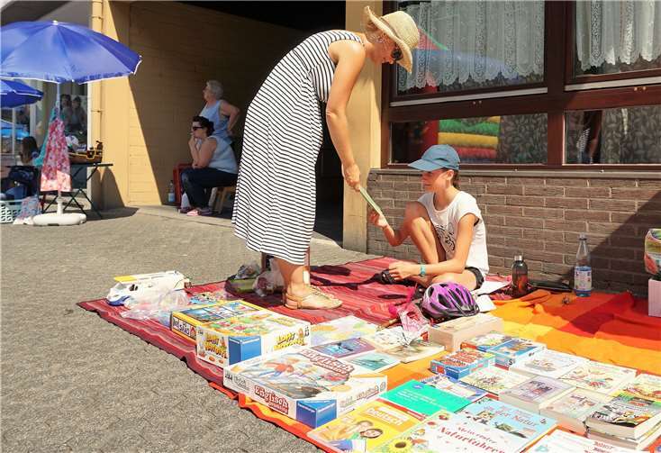 Auf dem Flohmarkt des Sommerfestes war das ein oder andere Schnäppchen zu machen.
