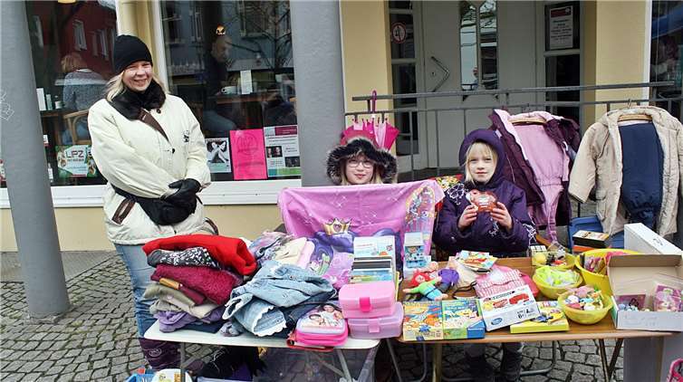 Auf dem Flohmarkt wurde einiges geboten. So versuchtendiese Kids, ihre Spielzeuge u.v.m. zu verkaufen.