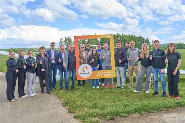 Auf dem Flugplatz Montabaur übergaben Norbert Rausch von der evm und VG-Bürgermeister Ulrich Richter-Hopprich die Spende an die Vertreter der vier Vereine. Mit dabei waren Stadtbürgermeisterin Melanie Leicher und Ortsbürgermeister Tobias Reusch aus Nentershausen.  Foto: : evm / Sascha Ditscher