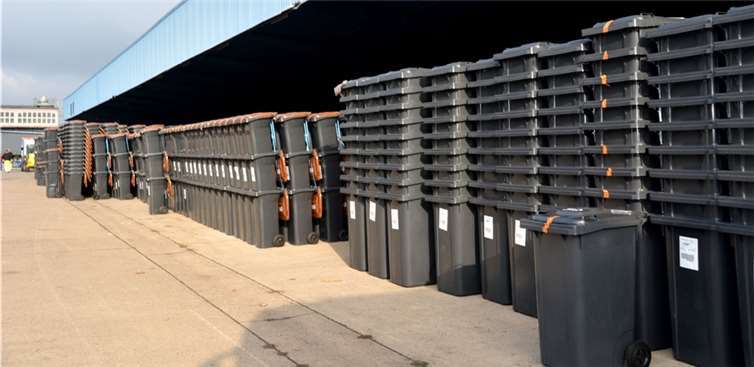 Auf dem Flugplatzgelände in Mendig lagern zurzeit zehntausende neue Abfallbehälter, die auf ihren Einsatz warten. Bis Mitte November werden sie im Landkreis Mayen-Koblenz verteilt. Fotos: Kreisverwaltung Mayen-Koblenz