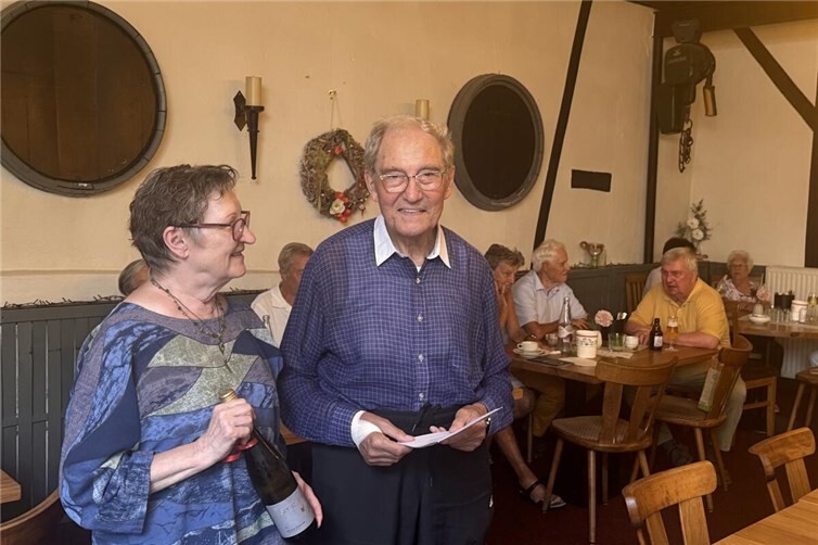Auf dem Foto: Anne-Leonie Balmes bedankt sich bei Rektor Johannes Scho