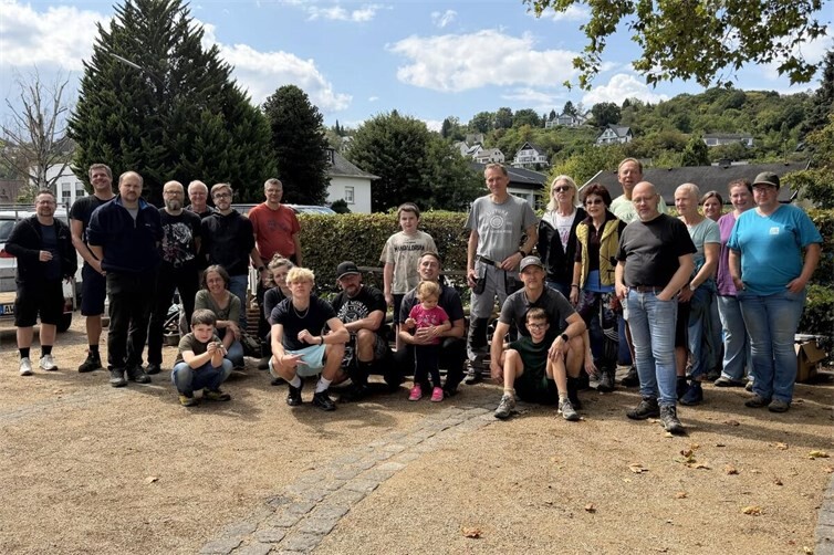 Auf dem Foto: Ein Großteil der Mithelfenden am Ende der Aktion am Pegel in Oberwinter