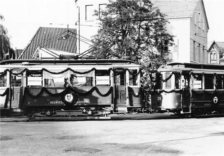 Auf dem Foto der girlandengeschmückte Triebwagen Nr. 6, der 1909 von der Firma MAN nach Neuwied geliefert worden war mit dem Beiwagen Nr 39. Beide Fahrzeuge konnten noch an andere Nahverkehrsunternehmen verkauft werden. Foto: privat