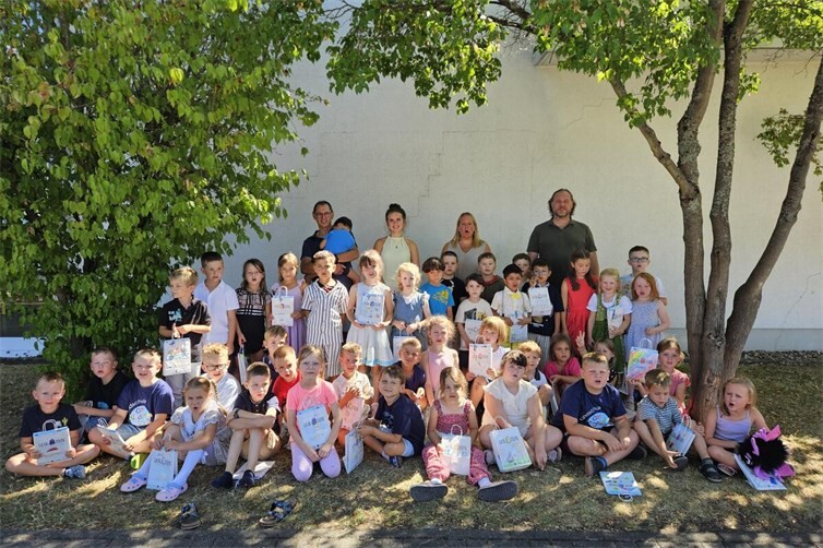 Auf dem Foto, die Erstklässler mit Ihren Klassenleitungen, dem Vorsitzenden des Fördervereins sowie einem Vertreter der Buchhandlung Bücherwelt am Himberg.