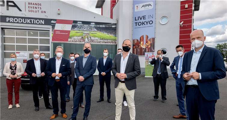 Auf dem Foto in der vorderen Reihe (v.li.): CDU-Bundestagsabgeordneter Erwin Rüddel, APA Head of Implementation & Logistik Thomas Eich, APA Head of Sales & Operation Sebastian Kunitz mit dem Vorsitzenden der CDU/CSU-Bundestagsfraktion Ralph Brinkhaus.Foto: Dieter Klaas