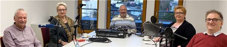 Auf dem Foto, mit Abstand versteht sich (v.l.n.r.): Sigi Bündgen, Renate Weber, Josef Schmaus, Waltraud Schmaus und Thomas Schwarz. Renate Pepper aus der Redaktion des Podcast war zwar nicht dabei, sitzt aber irgendwie immer mit am Studiotisch, virtuell sozusagen. Foto: Benedikt Mugrauer/VG