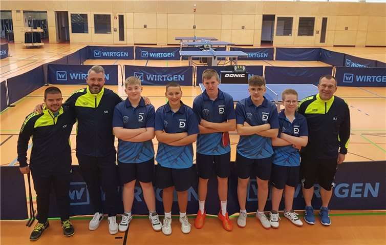 Auf dem Foto präsentiert sich das gesamte Team geschlossen bei der Verbandsliga-Premiere: von links nach rechts: Nick Wittmer ( Co-Trainer ), Stephan Rippel ( Trainer ), Fabian Jakobs ( Brett 3 ), Emilio Rippel ( Brett 1 ), Luca Weckbecker ( Brett 2 ), Florian Otto ( Brett 4 ), Leo Keßler ( Brett 5 ), Ralf Jakobs ( Abteilungsleiter).  Foto: privat
