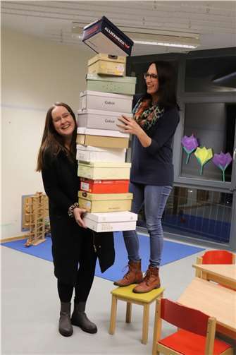 Auf dem Foto sind Lena Peikert (links), 1. Vorsitzende des Fördervereins Kindergarten Regenbogenland Erpel e.V., und Alina Meyer (rechts), Vorsitzende des Elternrats der Erpeler Kita, in den Räumlichkeiten der Kindertagesstätte zu sehen. Foto: privat