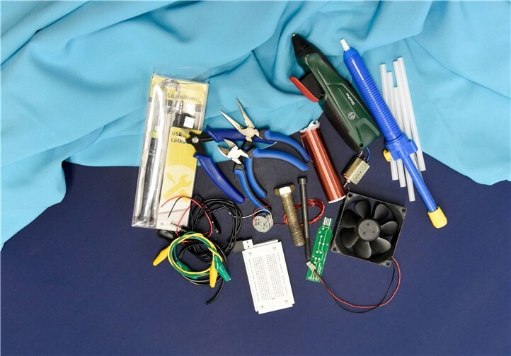 Auf dem Foto sind einige Inhalte der Technik-Schuhkartons zu sehen. Foto: Hochschule Koblenz/Lisek