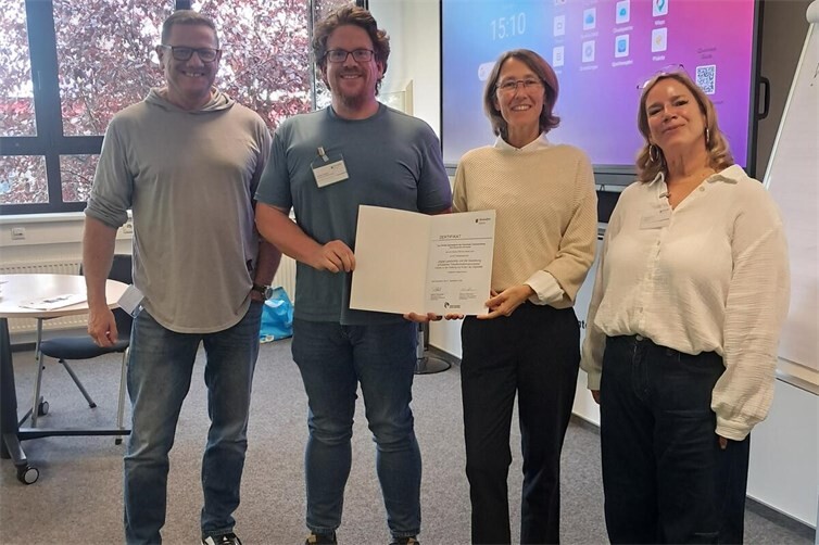 Auf dem Foto sind (v. l. n. r.) Thomas Wittfeld, Christian Fenioux, Sandra Obst und Nicole Morsblech zu sehen.