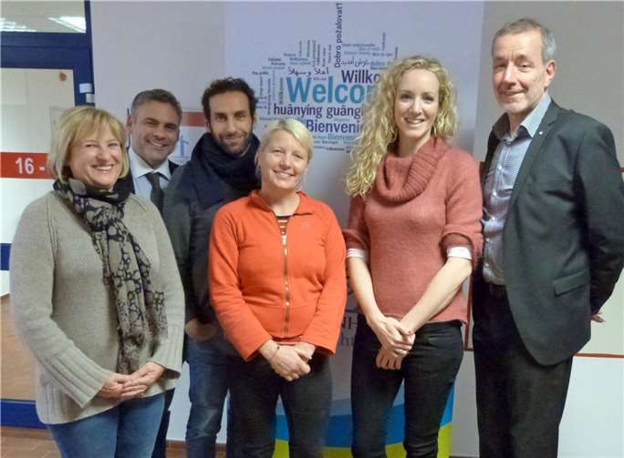 Auf dem Foto sind (vlnr) Frau Schmidt (Jobcenter Koblenz), Herr Lohn (Bundesagentur für Arbeit), Herr Karim (Flüchtlingslotse der Agentur für Arbeit), Ratsmitglied Sylvie Enger und Ratsmitglied Laura Martín Martorell und Herr Schmidt (Bundesagentur für Arbeit).Privat