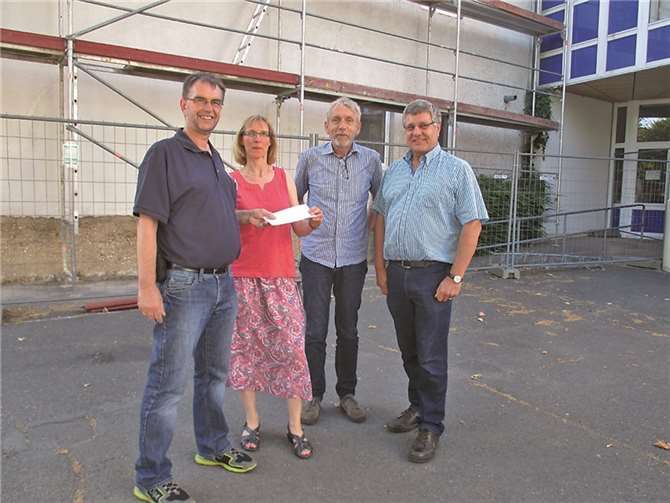 Auf dem Foto überreicht Hans Küpper und Gerd Lauktien eine Geldspende an Verena Behle Hans Hermann Paape von der Wormersdorfer Flüchtlingshilfe.privat