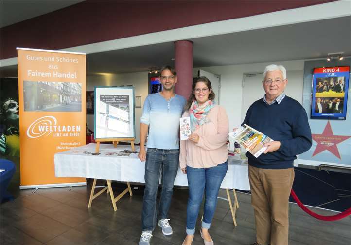 Auf dem Foto (v.l.): Thomas Bilgenroth Cine 5 Kino Asbach, Gabi Schäfer, Kreisverwaltung Neuwied, Hans- Joachim Schmitz, Weltladen Linz.Foto: privat