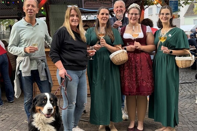 Auf dem Foto v.l.n.r.: Andreas Köpping, Herta Stiren (beide CDU Remagen), Weinprinzessin Julia, Olaf Wulf (CDU Remagen), Weinkönigin Tabea I., Weinprinzessin Antonia auf dem Weinfest