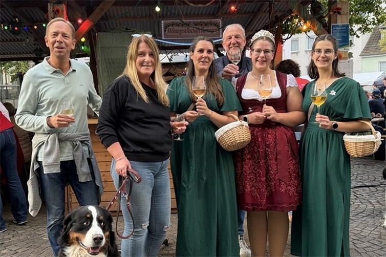 Auf dem Foto v.l.n.r.: Andreas Köpping, Herta Stiren (beide CDU Remagen), Weinprinzessin Julia, Olaf Wulf (CDU Remagen), Weinkönigin Tabea I., Weinprinzessin Antonia auf dem Weinfest.