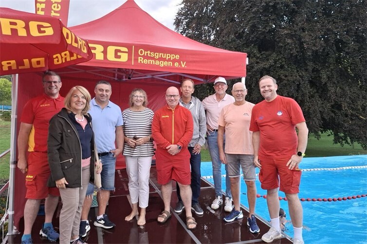 Auf dem Foto v.l.n.r.: Kevin Wassong (DLRG), Rita Höppner, Emil Krezic, Andrea Georgi (alle CDU), Michael Klein (DLRG/CDU), Andreas Köpping, Olaf Wulf, Jürgen Walbröl (alle CDU), Marcus Rüben (DLRG)