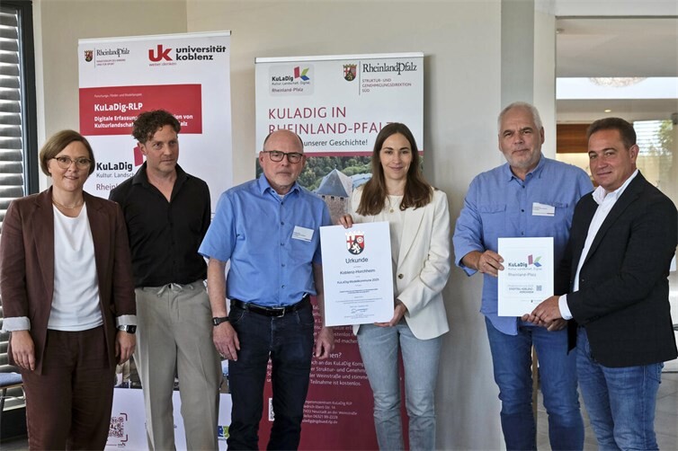 Auf dem Foto von links: Christine Brehm (KuLaDig-Kompetenzzentrum, SGD Süd), Florian Weber (Landesprojekt KuLaDig-RLP), Andreas Weber und Heiner Drumm (KuLaDig-Team Horchheim), Staatssekretärin Vanessa Fischer (Ministerium für Kommunen, Bauen, Wohnen und Kultur) sowie SGD-Süd-Präsident Prof. Dr. Hannes Kopf. 