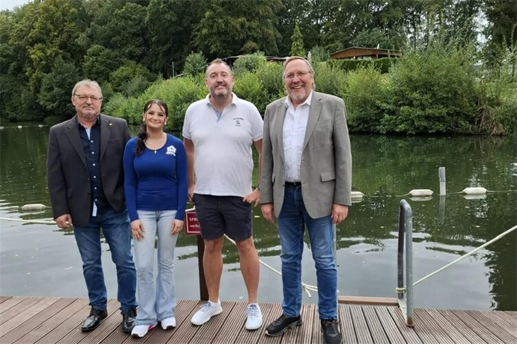 Auf dem Foto von links: Waldemar Bondza (1. Beigeordneter), Celine Engel (Wirtin Beachhouse am Blauen See), Daniel Schneider (Besitzer des Ferienparks am Blauen See) und Ortsbürgermeister Norbert Rohringer.