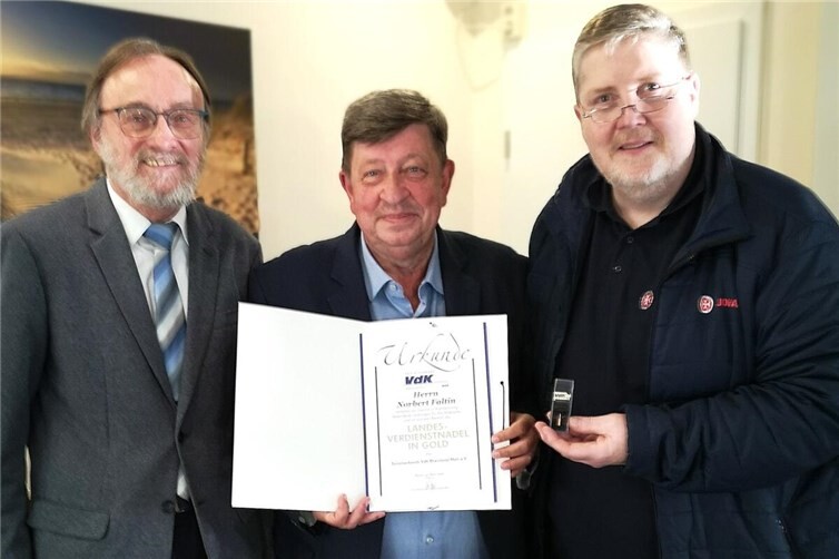 Auf dem Foto )von links nach rechts). Kreisverbandsvorsitzender Hans Werner Kaiser, Norbert Faltin, Heinz Schaumann (stellv. Landesverbandsvorsitzender)