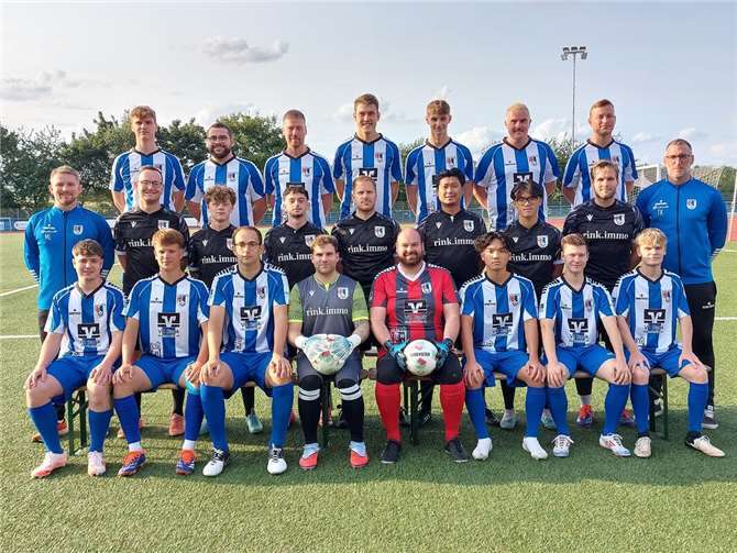 Auf dem Foto zu sehen: (hinten, v. l.): Justin Herschbach, Niklas Müller, Sebastian Bräuer, Daniel Niemczyk, Julian Schneider, Marco Krämer, Philipp Hoos; (Mitte, v. l.:) Trainer Markus Lenarz, Michael Kirst, Arvid Ruppert, Abdallah Salaho, Daniel Eifler, Nirut Yot-Anan, Hoang Anh Nguyen, Alexander Reusch, Co-Trainer Tobias Krings;(vorne, v. l.): Nico Hanrath, Simon Neideck, Matthias Schäfer, Matthias Dobrolowski, Fabian Feldenz, Viet Anh Nguyen, Lucas Breuer, Marlon van Löchteren. Es fehlen: Benjamin Arbeiter, Andreas Faßbender, Patrick Hamacher, Ulli Hastenteufel, Thorsten Jagiolka, Leon Jakobs, Co-Trainer Marvin Neideck, Torwarttrainer Sören Schlich, Axel Schuhmacher, Jannik van Beek, Niklas van Beek, Aarisch Zaman, Sebastian Zwick. Foto: privat