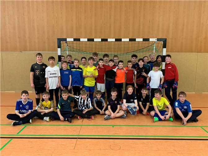 Auf dem Foto zu sehen sind die Kicker des kompletten D-Junioren-Jahrgangs 2010/11 der JSG Ochtendung/Bassenheim beim Jahresauftakt 2023. Nach einem Blitzturnier in der Ochtendunger Turnhalle gab es noch Pizza für die Kinder. Weiter wurden noch nachträglich die Weihnachtsgeschenke an die Kinder verteilt, die in diesem Jahr Vereinsmützen waren.  Foto: Sportverein 1919 Ochtendung e. V.