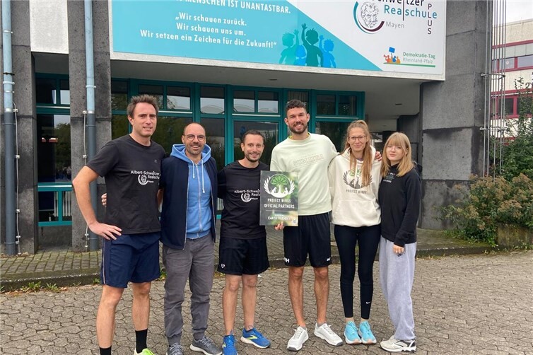 Spendenlauf war ein voller Erfolg  Auf dem Foto zu sehen sind (von links): Organisator Daniel Altenhofen, der Pädagogische Koordinator Lars Lespagnol, SV-Lehrer Christoph Sauer, der Gründer von Project Wings Marc Helwing sowie zwei Praktikantinnen der Umweltschutzorganisation. Foto: Udo Voß