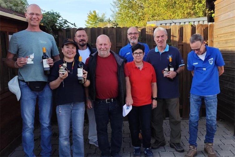 Auf dem Foto zu sehendie 3 Erstplatzierten: Dung Fischer und Sascha Henn/ Rheinbrohl; Igor Lichnewski und Serg Schwelsky/ Koblenz Sonnenland; Thomas Rüb und Aron Asbach/ Brachbachsowie in der Mitte Daniela Heuser und Dietmar Fallait/ Bouleabteilung TC Rot-Weiß Neuwied.