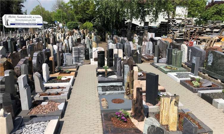 Auf dem Freigelände stehen rund 500 Grabsteine sowie mehrere imposante Skulpturen und Gartenbrunnen als Anschauungsobjekte zur Verfügung.Fotos: JOST