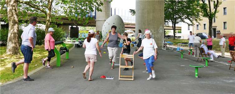 Auf dem Freizeitgelände unter der Rheinbrücke an der Kappelstraße kamen Über-70-Jährige (und einige Jüngere) zusammen, um die Initiative „Land in Bewegung RLP“ mit Leben zu füllen.Quelle: Stadt Neuwied