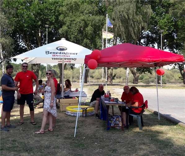 Auf dem Gelände am Rheinufer fanden sich unter freiem Himmel immer mehr Gäste ein, darunter sehr viele Kinder.