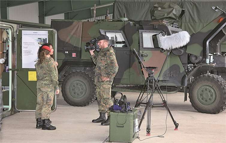 Auf dem Gelände der General-Delius-Kaserne hatte das Zentrum für Operative Kommunikation die ganze Breite seiner technischen Möglichkeiten offenbart. Hier das Team Einsatzkamera. Es dokumentiert Einsätze der Bundeswehr für Zwecke der politischen und militärischen Führung der Truppe. Dazu wird vor Ort journalistisch sauber recherchiert und gefilmt.