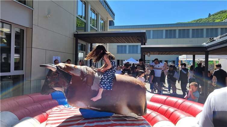 Auf dem Gelände der Realschule plus konnte mit viel Spaß das eigene Geschick auf dem Bullriding-Simulator unter Beweis gestellt werden.