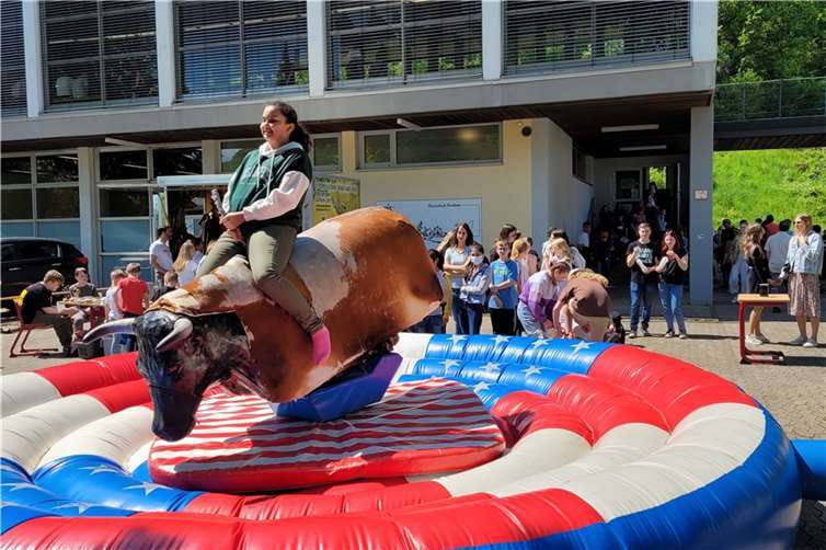 Auf dem Gelände der Realschule plus konnte mit viel Spaß das eigene Geschick auf dem Bullriding-Simulator unter Beweis gestellt werden.  Foto: Martin Schmitt