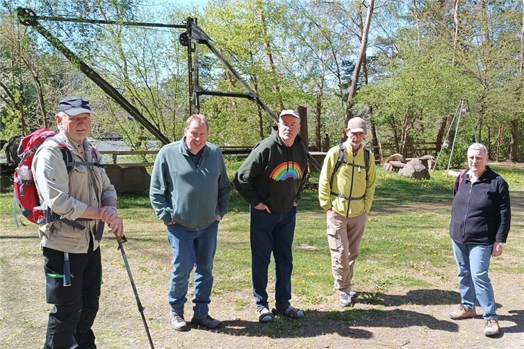 Auf dem Gelände der Steinhauer. (von links) Prof. Dr. Viereck, Uwe Kruse, Erwin See, Dr. Schumacher und Gisela Ebert.