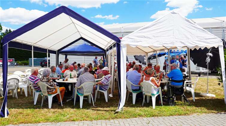 Gelungenes Sommerfest Auf dem Gelände der Wagenbauer/Festausschusshalle waren neben der Grillhütte große Zelte errichtet, die genügenden Schatten auf alle Teilnehmer warfen. Foto: privat