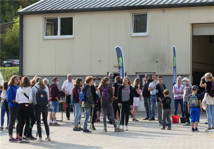 Auf dem Gelände des Cochemer Bauhofs fanden sich rund 150 Freiwillige für das „Mosel clean up“ ein.