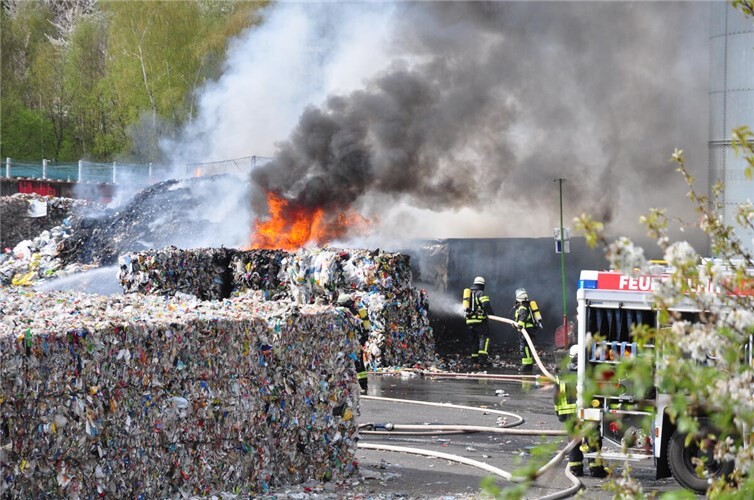Auf dem Gelände einer Recyclingfirma im Oberholzweg brannte es. Foto: Winkler TV