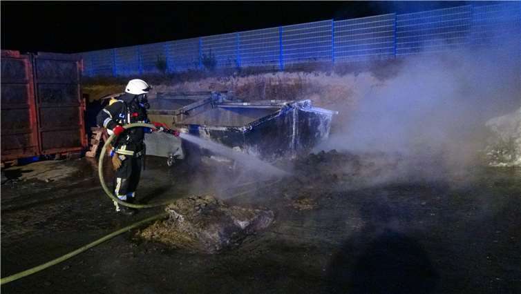 Auf dem Gelände eines Industriebetriebes im Gewerbegebiet Dürrholz/Linkenbach brannte ein Müllcontainer mit Styropor. Fotos: Feuerwehr VG Puderbach