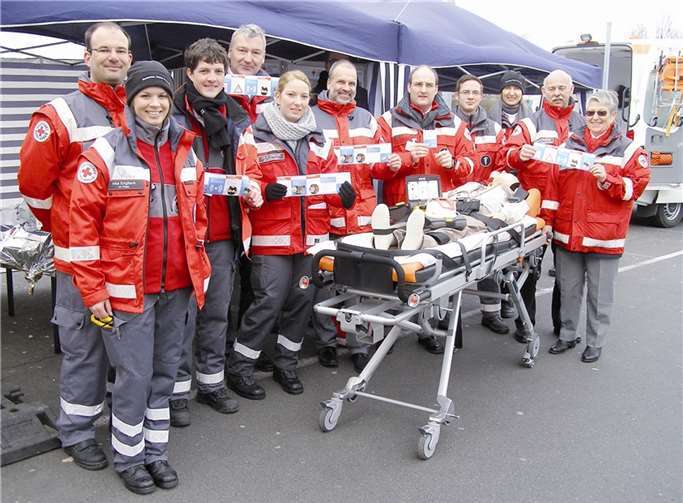 Auf dem Gelände eines großen Einkaufsmarktes im Gewerbepark Mülheim-Kärlich erläuterten die Ansprechpartner des Deutschen Roten Kreuzes den interessierten Passanten die lebensrettenden Sofortmaßnahmen.  GH