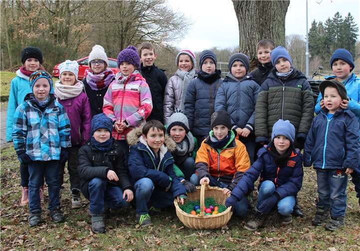 Auf dem Gelände rund um das Sportlerheim suchten und fanden die Kinder verborgene Ostereier und –hasen. privat