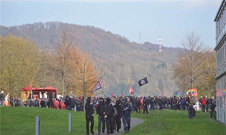 Auf dem Gelände um die Fachhochschule hatten sich die linken Gegendemonstranten versammelt.