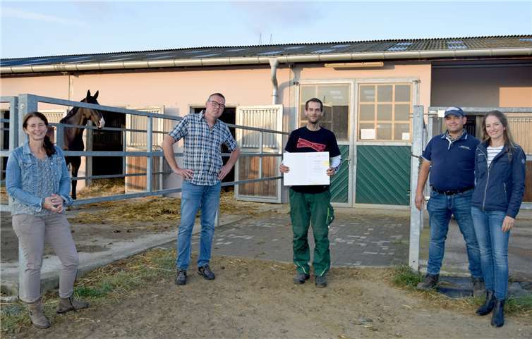 Auf dem Gerhardshof (von links): Doris Hein, Michael Bugge (beide Caritas Werkstätten), Hans-Peter Melcher, Bianca und Gerhard Stollwerk. Foto: Caritas Werkstätten, Sinzig