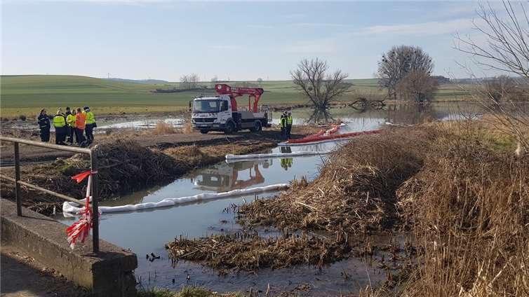 Auf dem Gewässer sind noch mehrere Ölsperren angebracht.