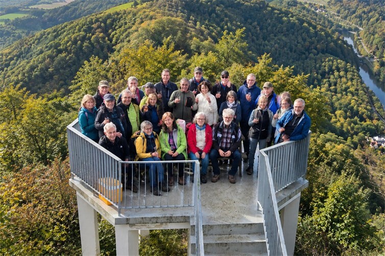Auf dem Goethepunkt hatte leider nicht die komplette Weinwandergruppe Platz - der ausgeschenkte Wein schmeckte bei der Aussicht trotzdem